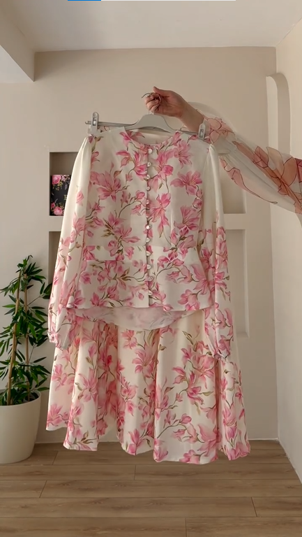 Elegant florals with refined embellishments🌸✨. D:2009