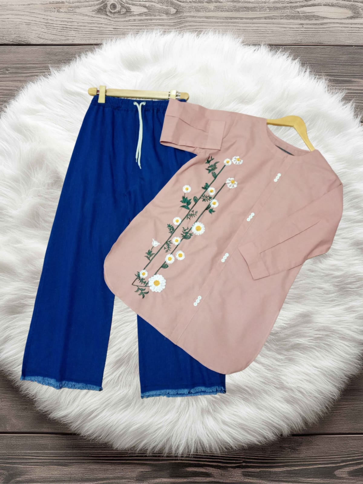 Side Flavor Embroidered Top&jeans